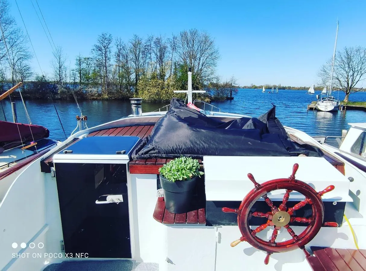 Botel Boathouse At Unescco Fort And Magnificent Lake-View Roelofarendsveen Niederlande